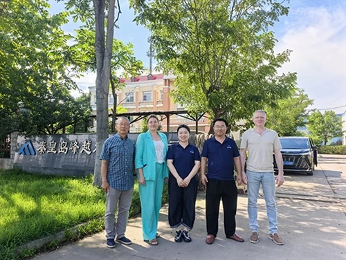 Els clients russos d'AMR visiten Qinhuangdao Fengyue per a una-auditoria de f...